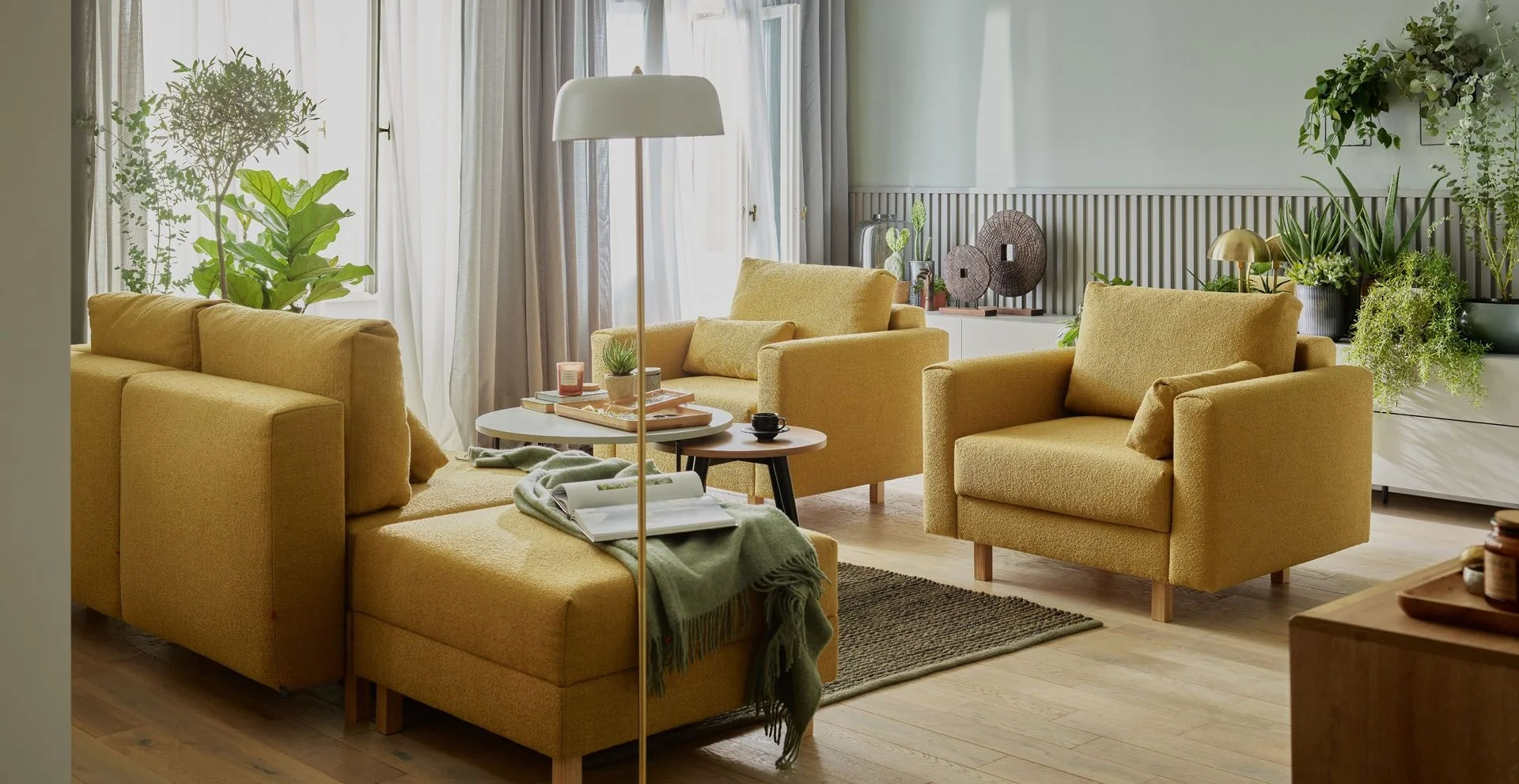 Jasny salon z musztardowymi sofami